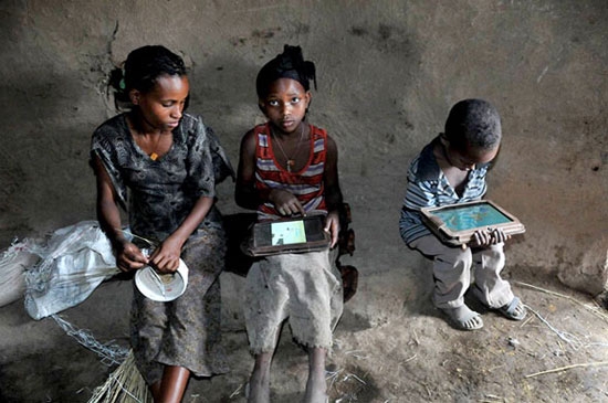 ethiopia-tablet-kids