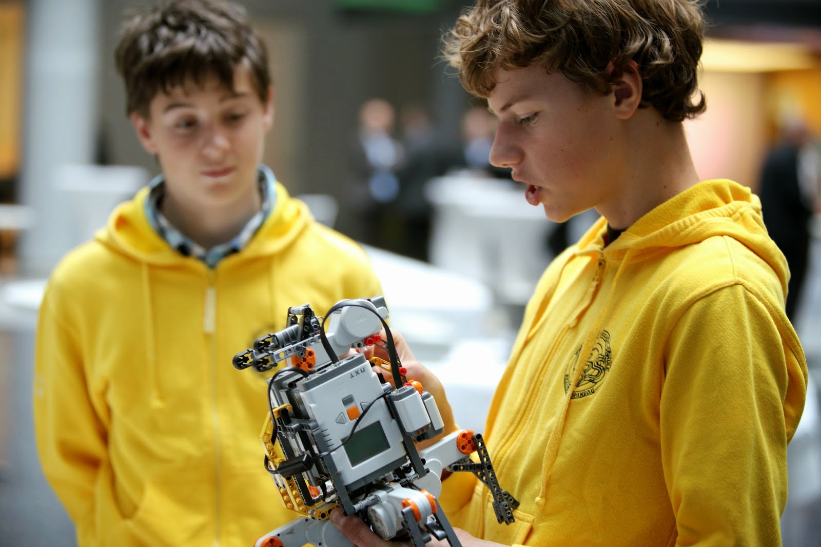1 робототехника кто сдает. Школьники робототехника. Робототехника подростки. Робототехника для детей. Что такое робототехника для школьников.