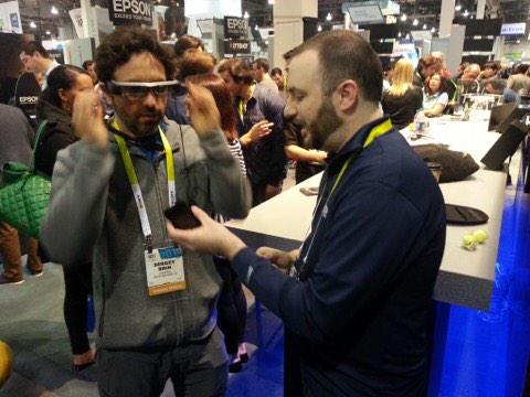 Sergey Brin se prueba las gafas Moverio de Epson #CES2015