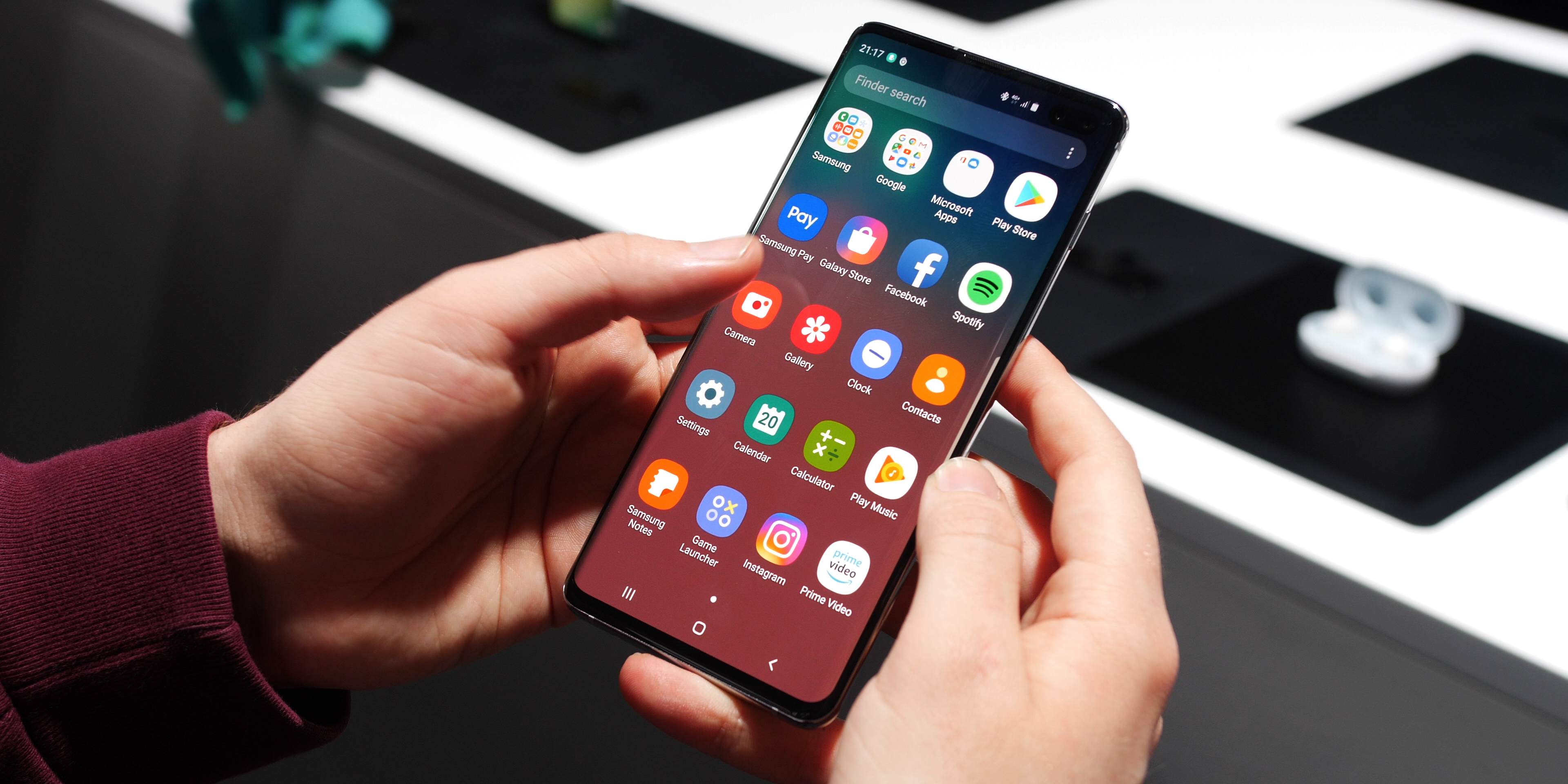 Какой смартфон поддерживает. Samsung Galaxy s10 в руке. Самсунг s10 меню. Самсунг s10+ в руке. Samsung Galaxy s10+ в руке.