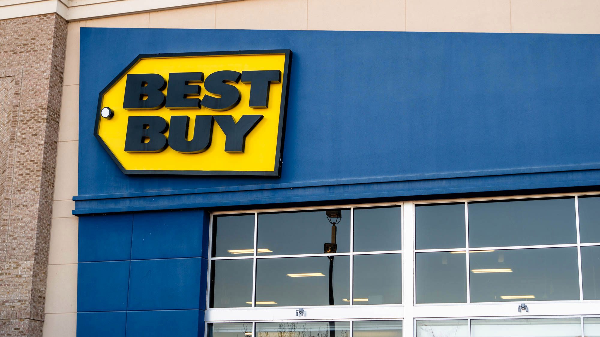 Best Buy closing all retail stores, shifting to curbside pickup and