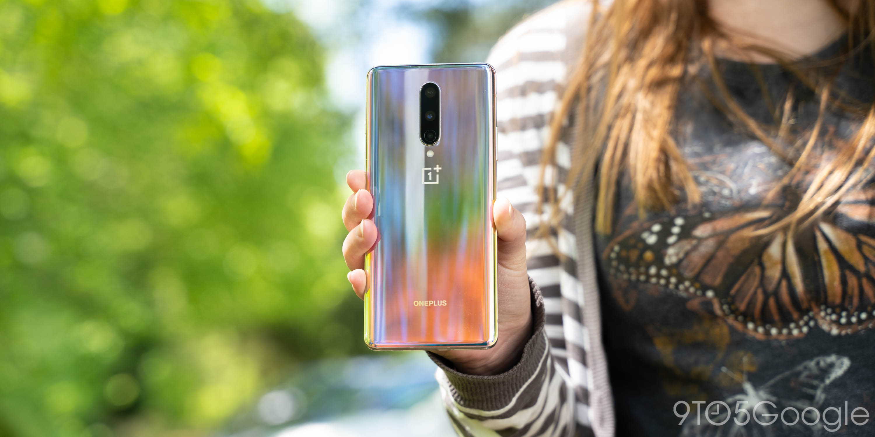 Oneplus 8 pro просвечивает одежду девушки