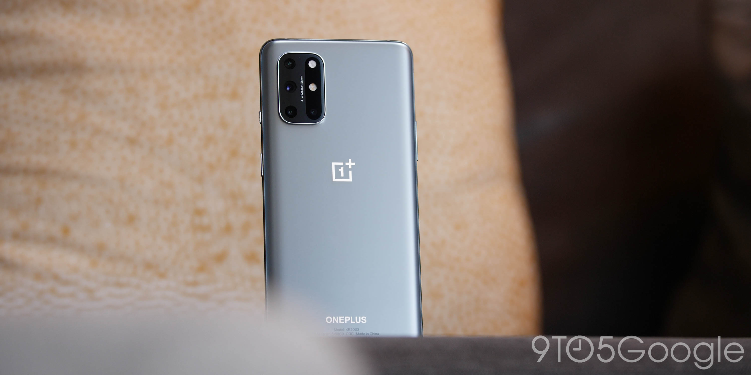 OnePlus 8t in grigio in esecuzione Android 11