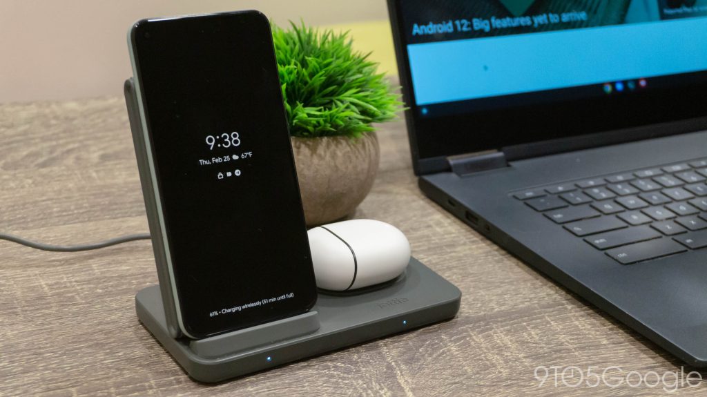 Iottie Ion Wireless Duo Chargeant Un Pixel 5 Et Des Pixel Buds, Assis À Côté D'Un Chromebook