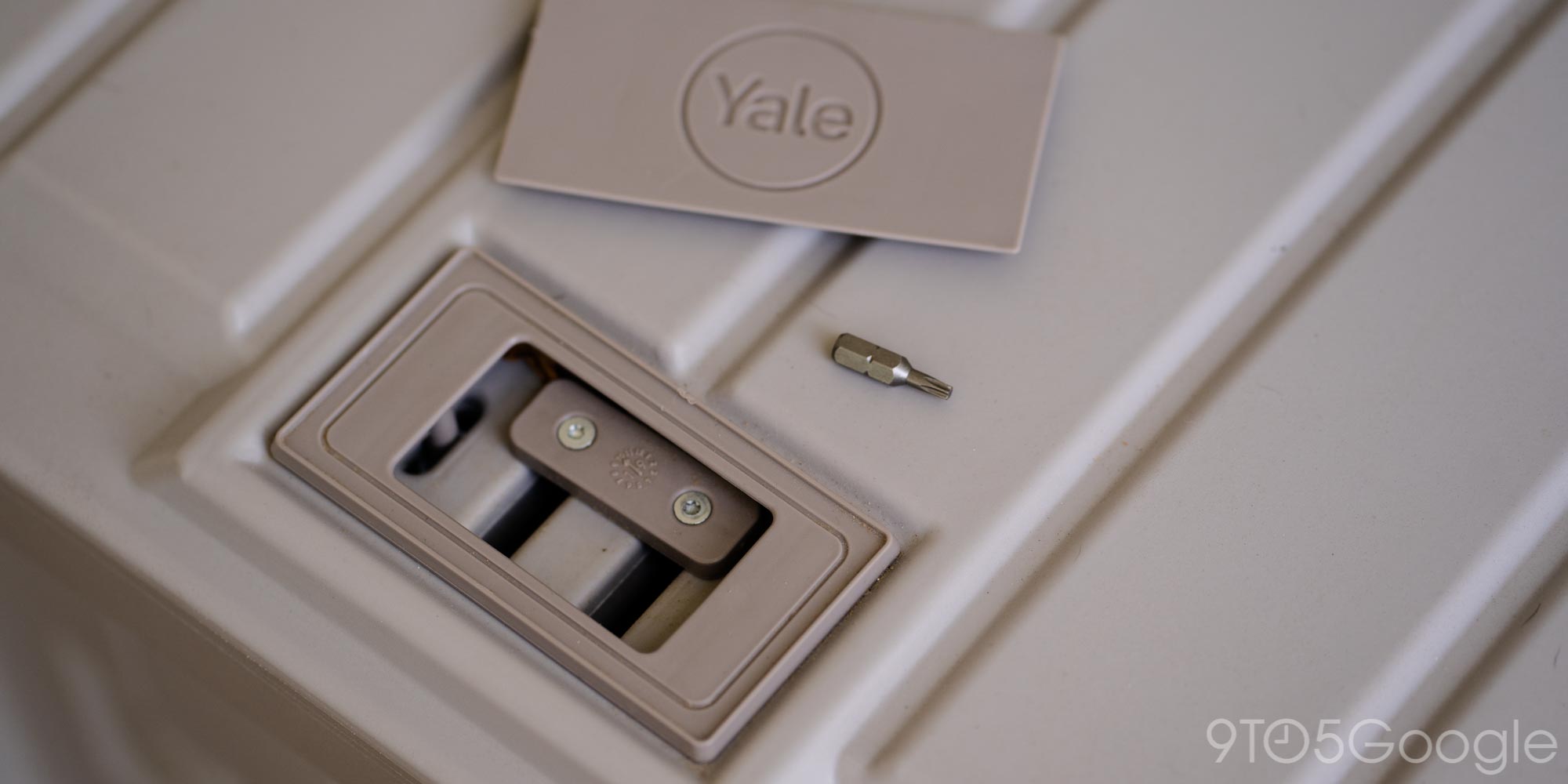 باز کردن قفل پشتیبان جعبه تحویل هوشمند Yale