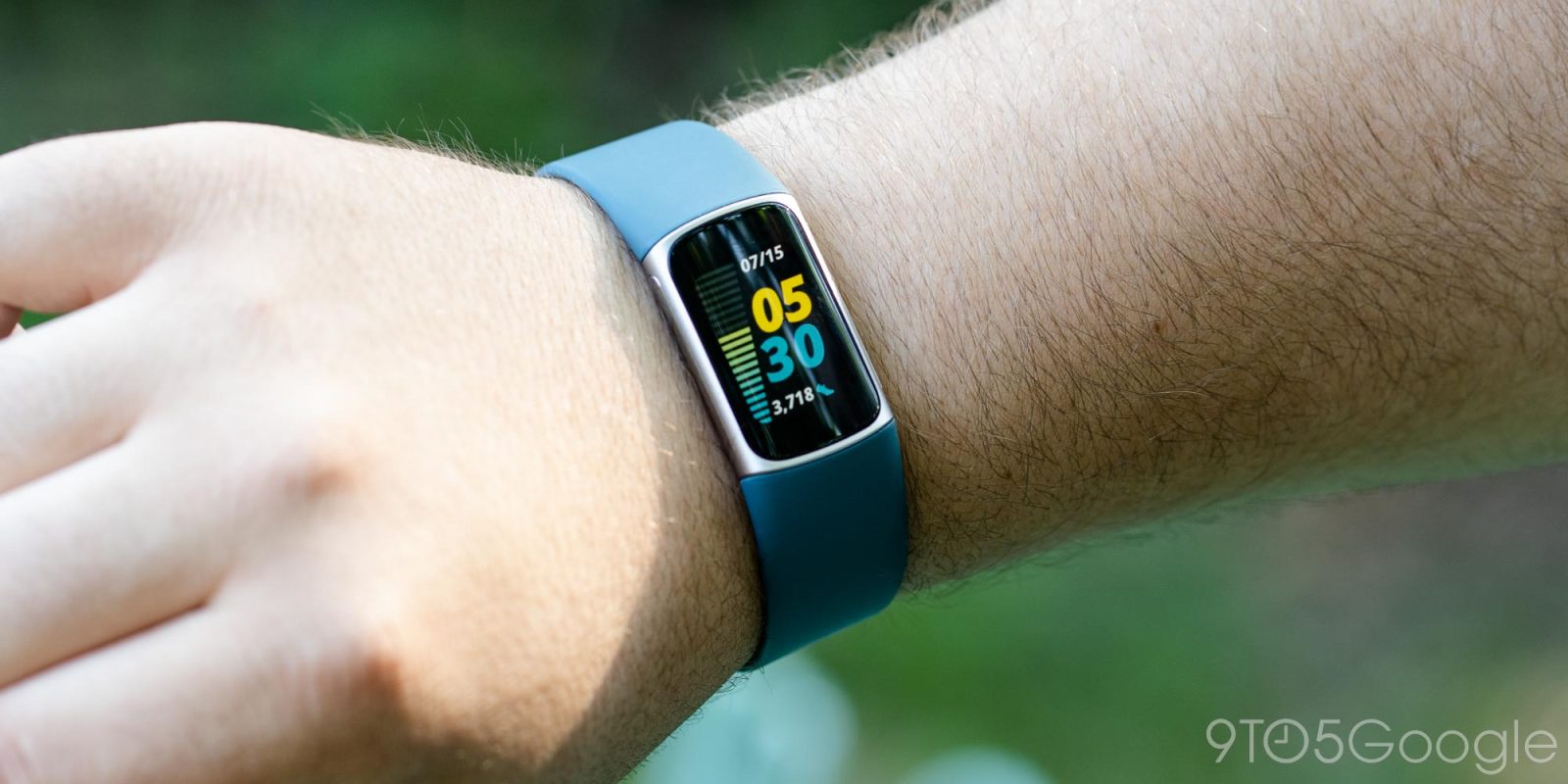 El Fitbit Charge 6 tiene un botón físico, YouTube Music y Google Maps