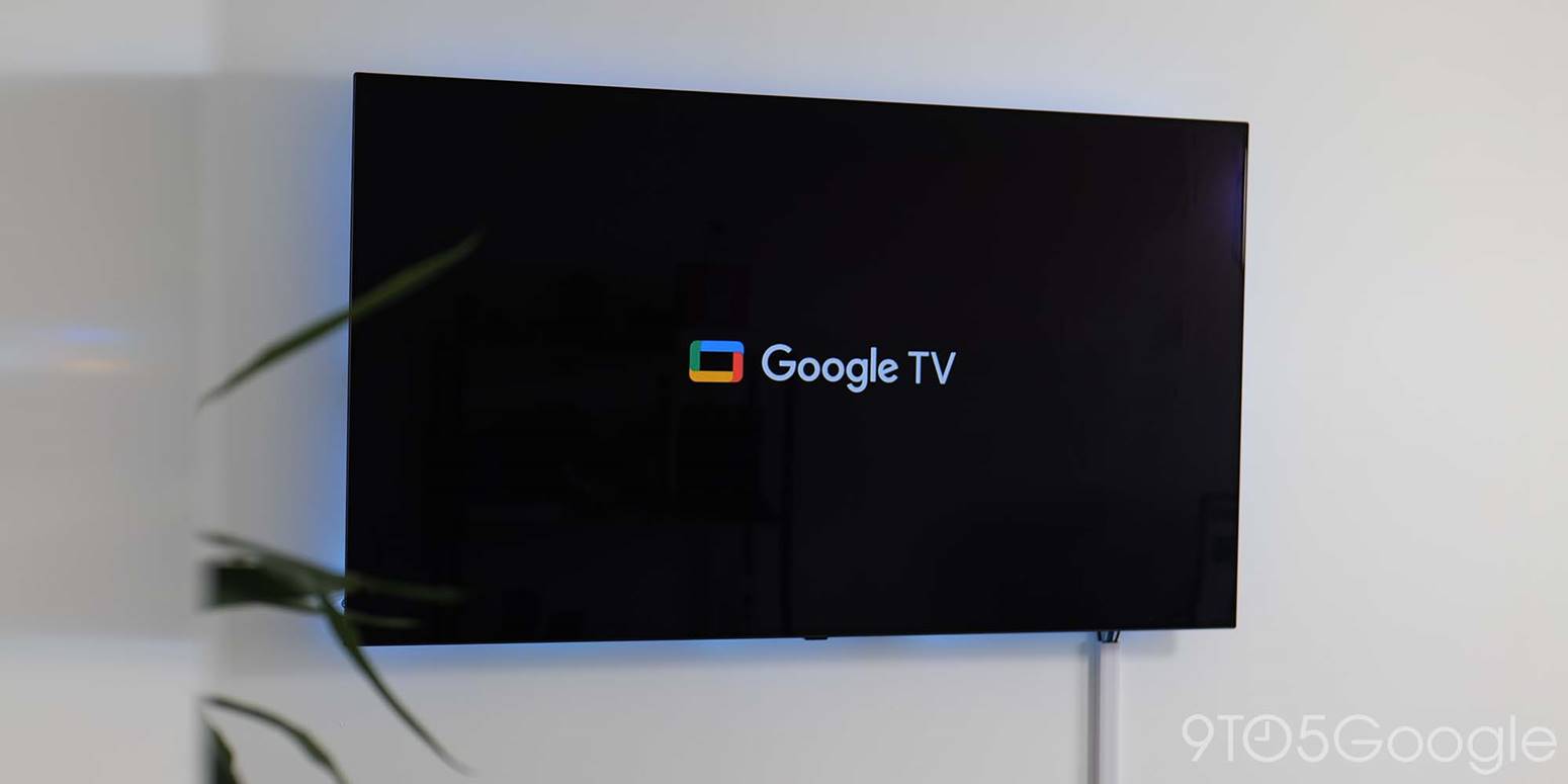 Logo Google TV pada televisi yang terpasang di dinding