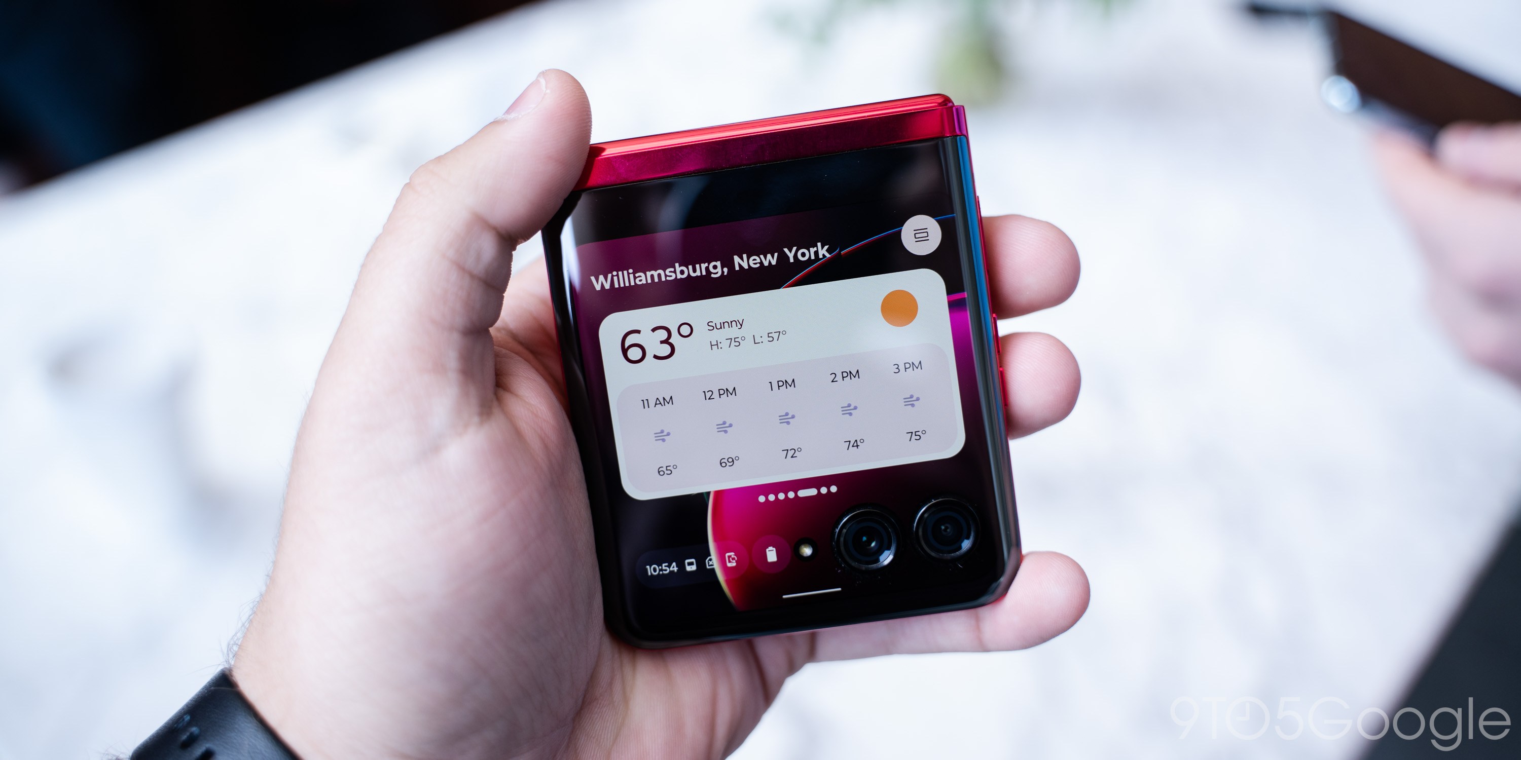 Motorola Razr+ display: What you can do on the outside