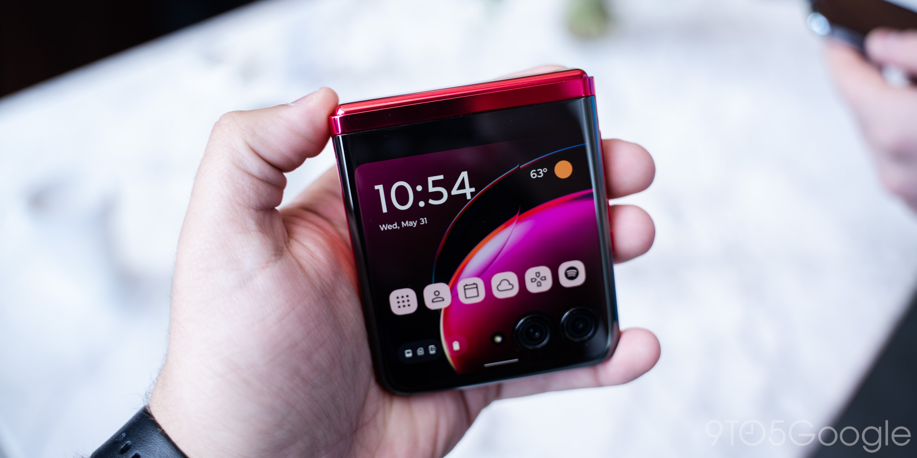Motorola Razr+ display: What you can do on the outside