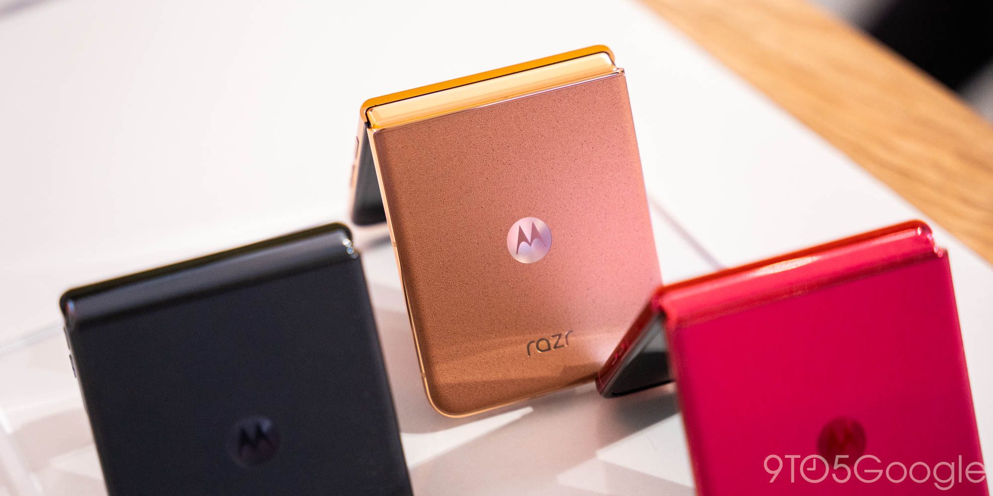 Скидки: Moto Razr+ 2025 со скидкой 400 долларов, 85-дюймовый Google Smart TV с частотой 144 Гц за 648 долларов, осенняя распродажа Anker и многое другое