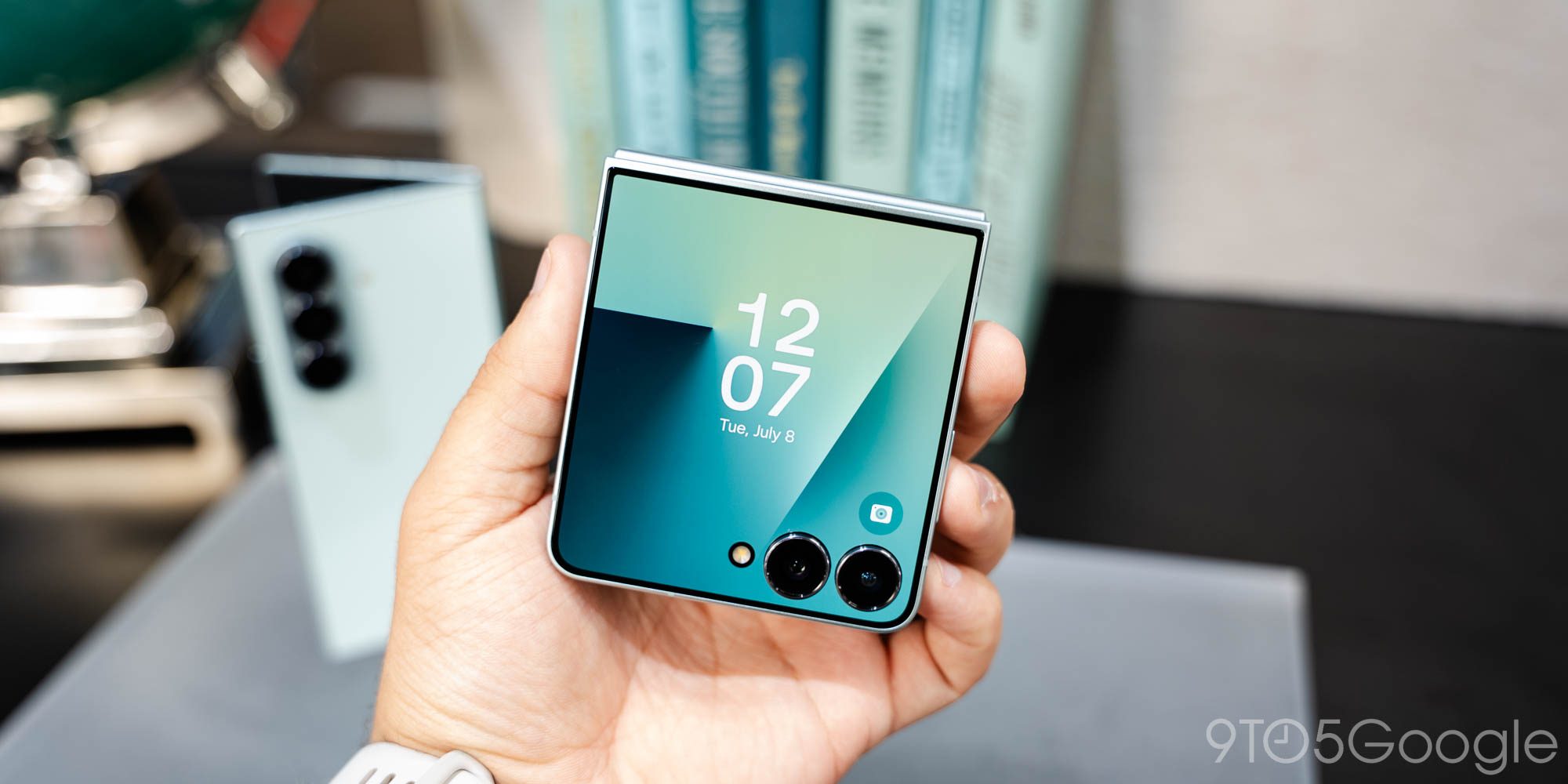 Galaxy Z Flip 8 почти не изменился, но, по крайней мере, он не стал толще, как Razr