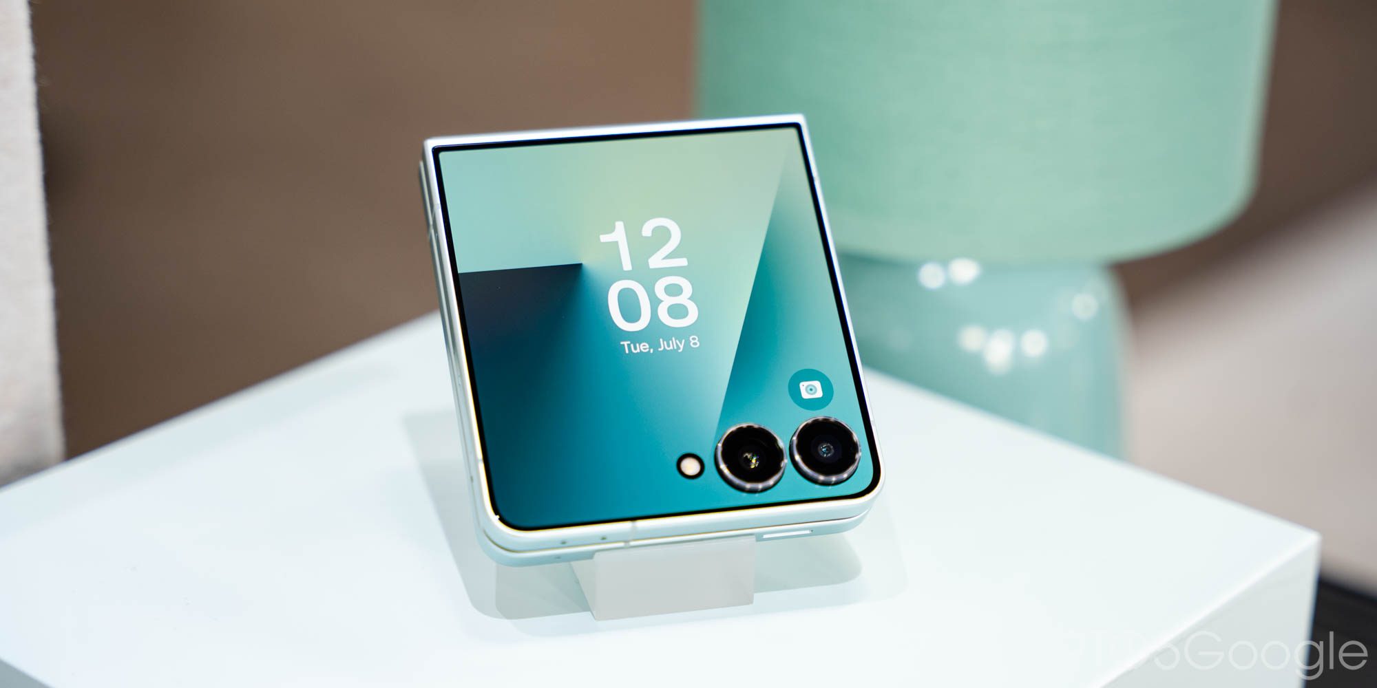 Gemini Live получит нативную поддержку внешнего экрана Galaxy Z Flip 7