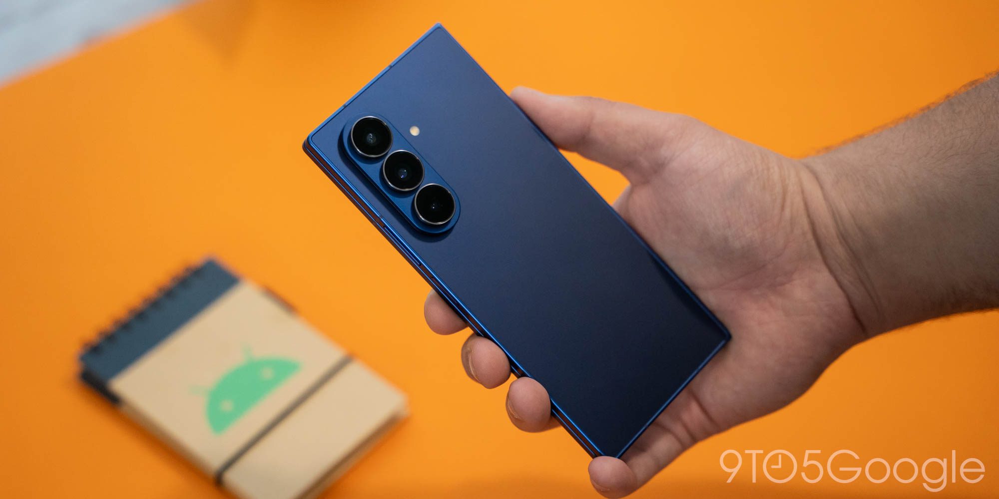 Владельцы Galaxy Z Fold 7 жалуются на значительное ухудшение времени автономной работы после последних обновлений