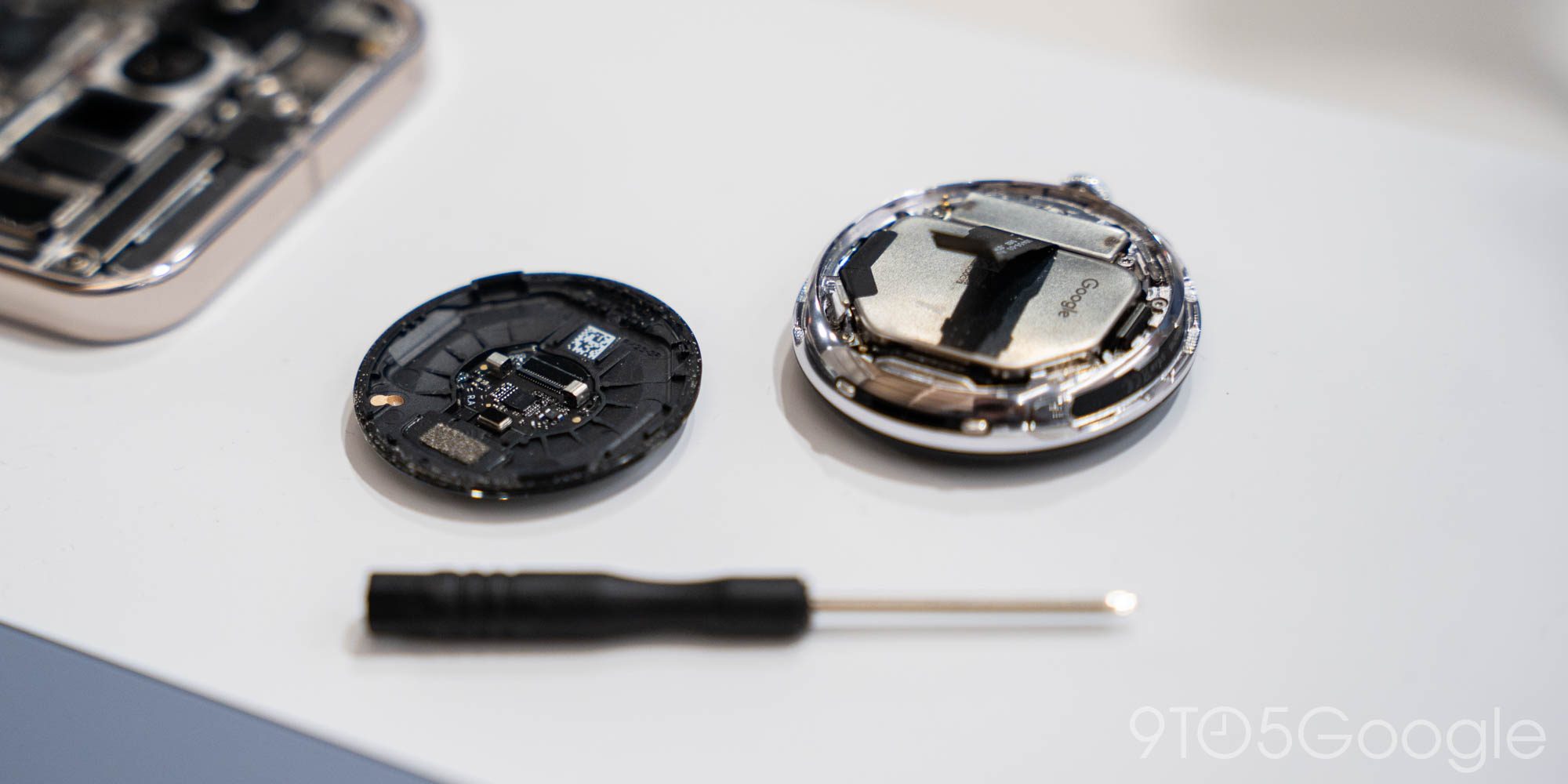 Google подробно описывает простой процесс ремонта Pixel Watch 4 и намекает на «больше» сторонних зарядных устройств
