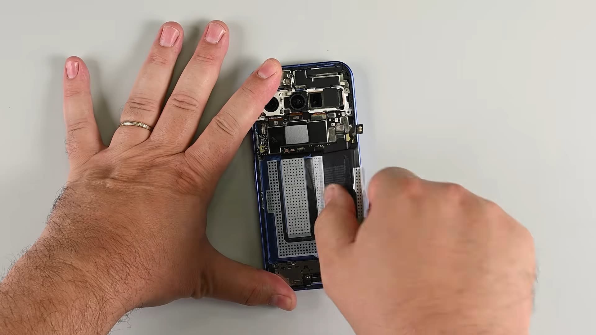 Разборка Pixel 10 выявила новую систему извлечения аккумулятора