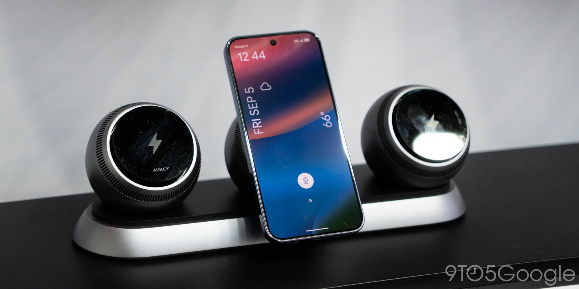 Обзор: Не терпится зарядить свой Pixel 10 с помощью умных сфер Qi2 от Aukey