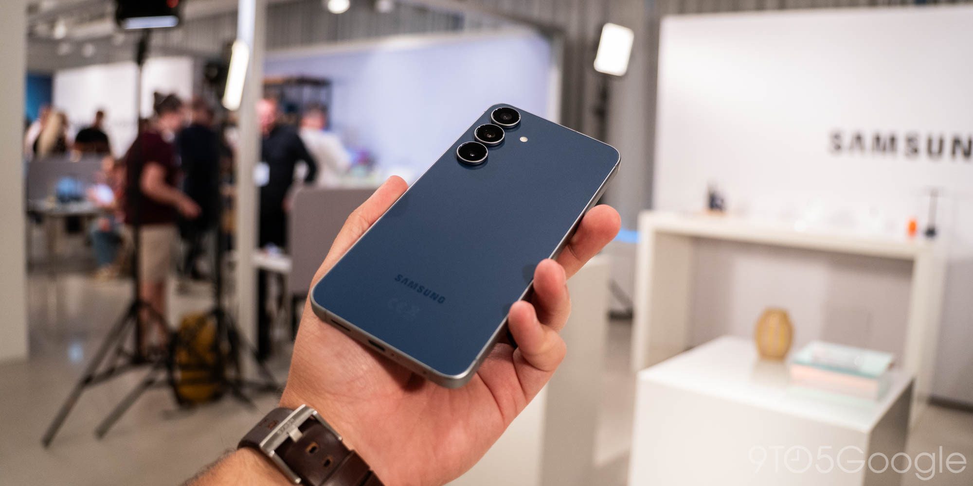 Скидки: однодневная распродажа Samsung в Best Buy, Galaxy S25 FE за $425, Galaxy Book5 со скидкой $450, Buds 3 FE более чем на 50% дешевле и другие предложения