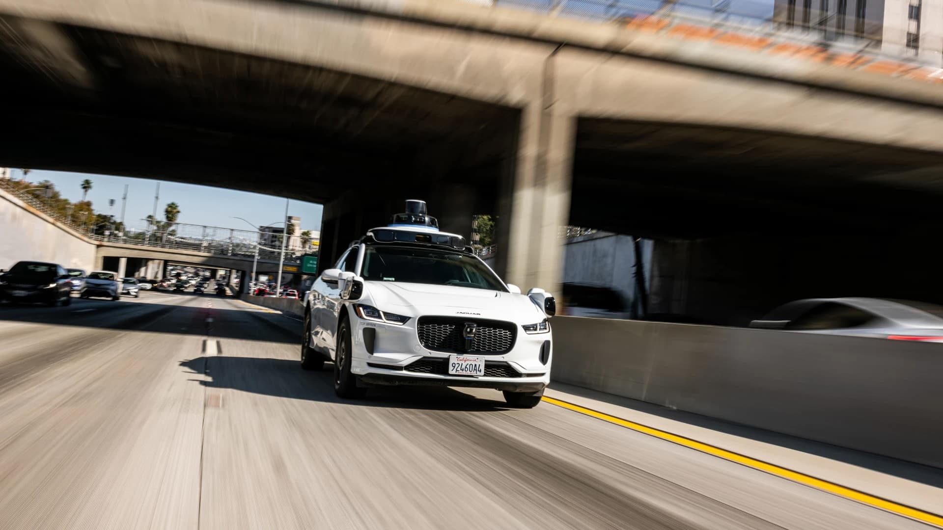 Waymo начала развертывание функций движения по автомагистралям в Лос-Анджелесе, Сан-Франциско и Финиксе