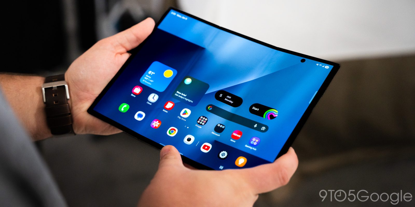 Someone’s Galaxy Z TriFold display already spontaneously broke