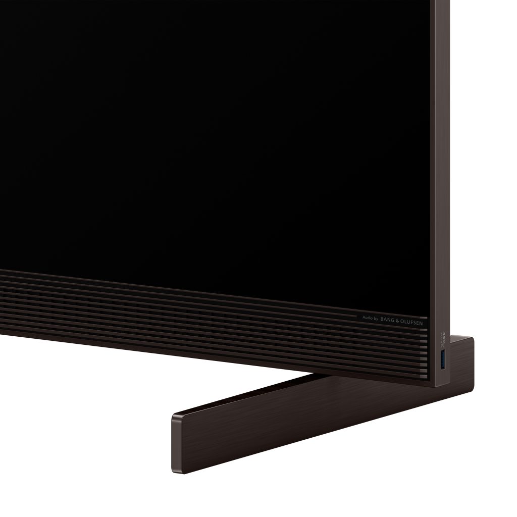 صورة جانبية تُظهر نحافة هيكل تلفزيون TCL