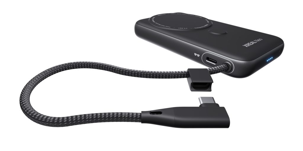 صورة تظهر توصيل جهاز ألعاب ببنك الطاقة XREAL Neo والنظارات