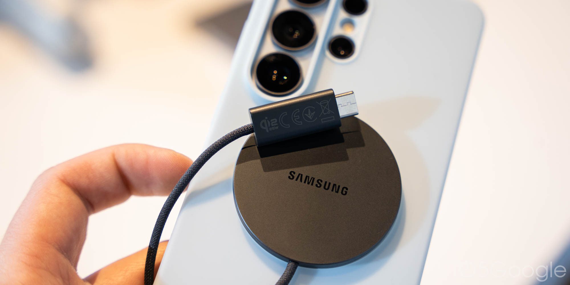 Samsung снижает цены на множество аксессуаров Galaxy, включая чехлы, зарядные устройства и многое другое