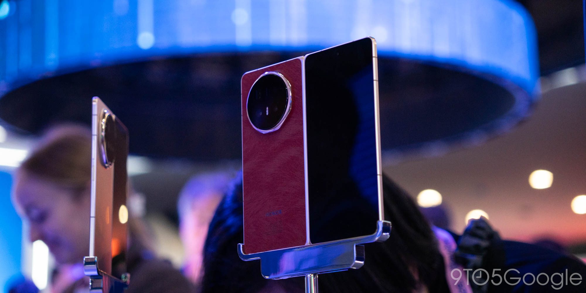 Honor Magic V6 поступил в продажу в Китае с увеличенной батареей на 7 150 мАч