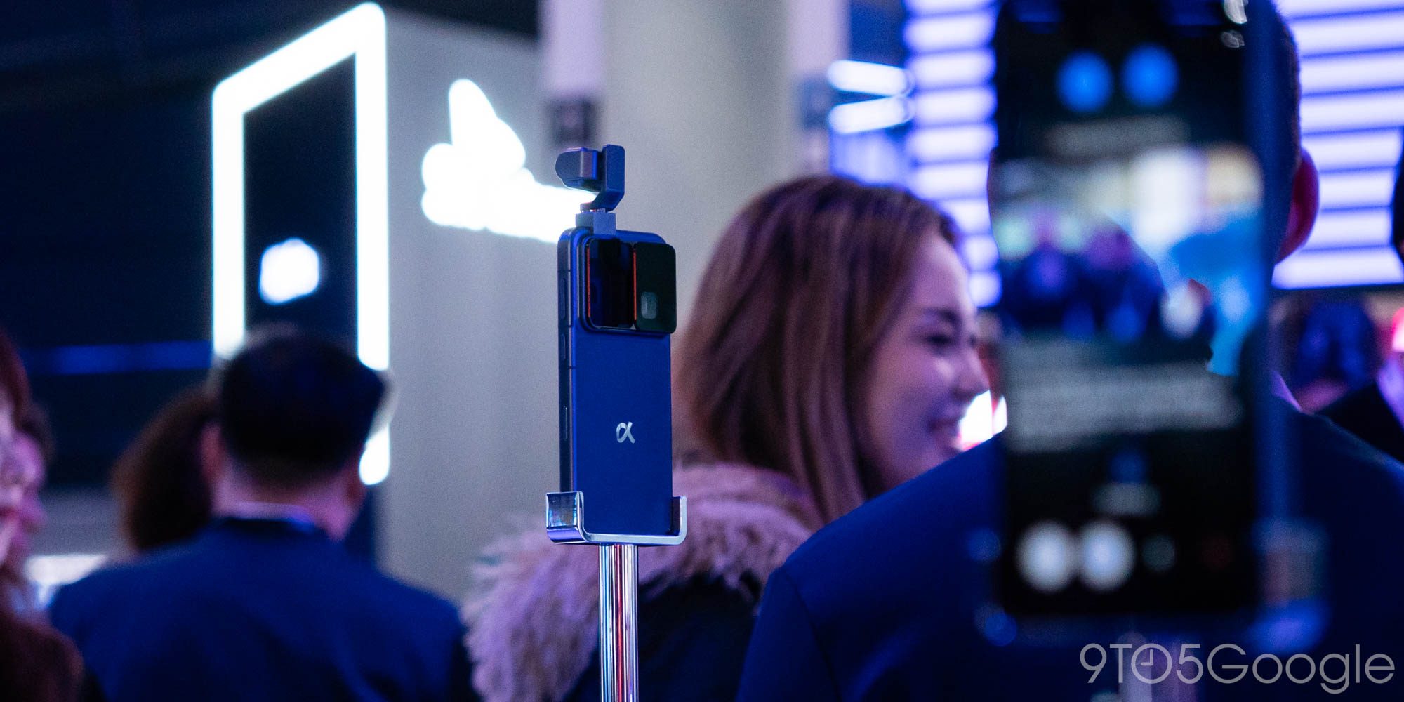 Honor сообщает, что его Robot Phone выйдет в конце этого года с 200-мегапиксельной камерой на гимбале [Галерея]