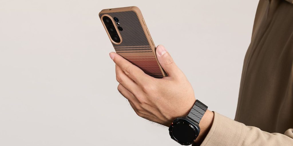 Man holding Samsung Galaxy S26 Ultra with Pitaka Cairn case