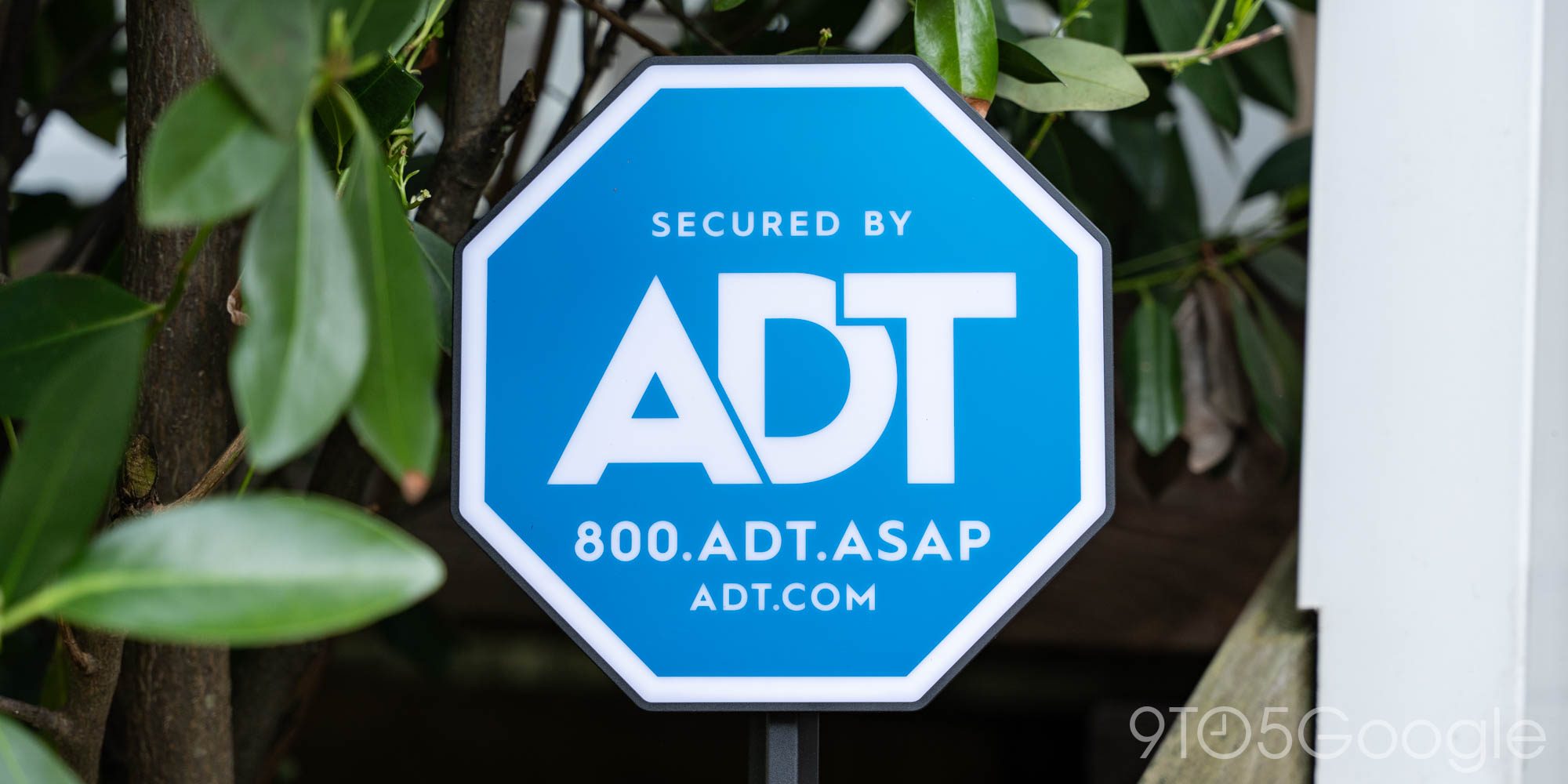 Знаменитый знак ADT теперь представляет собой наружное оповещение «Live Light» для вашей системы безопасности, интегрированной с Nest [Галерея]