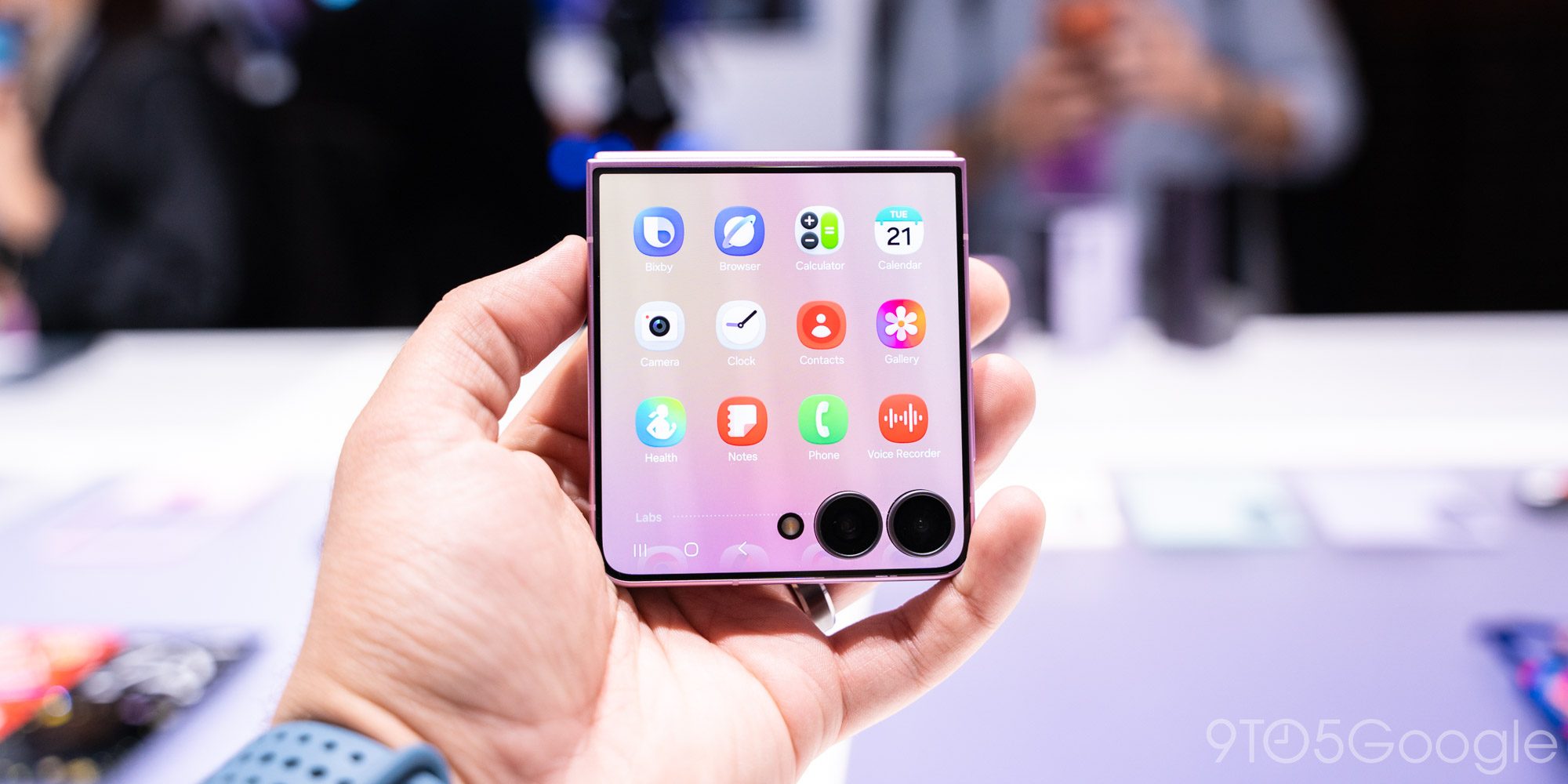 В Galaxy Z Flip 8 наконец-то обратили внимание на приложения для внешнего экрана, но пока едва заметно