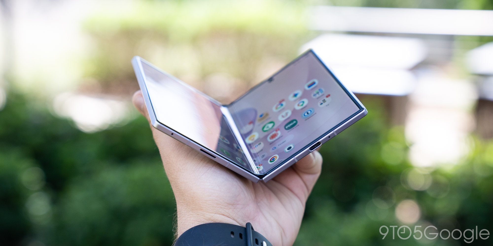 Кто-то воссоздал завораживающую анимацию открытия iPhone Duo на Galaxy Z Fold 8