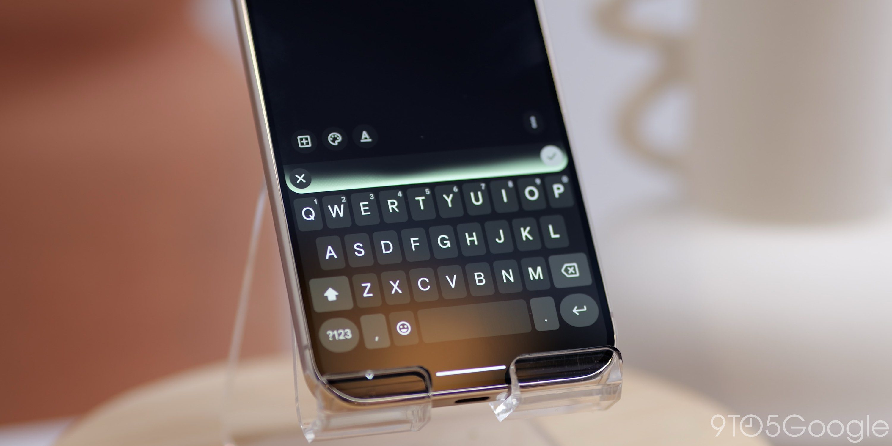 Pixel 11 получает Gboard Rambler, виджет «At a Glance» с учетом геолокации и другие возможности Gemini Intelligence