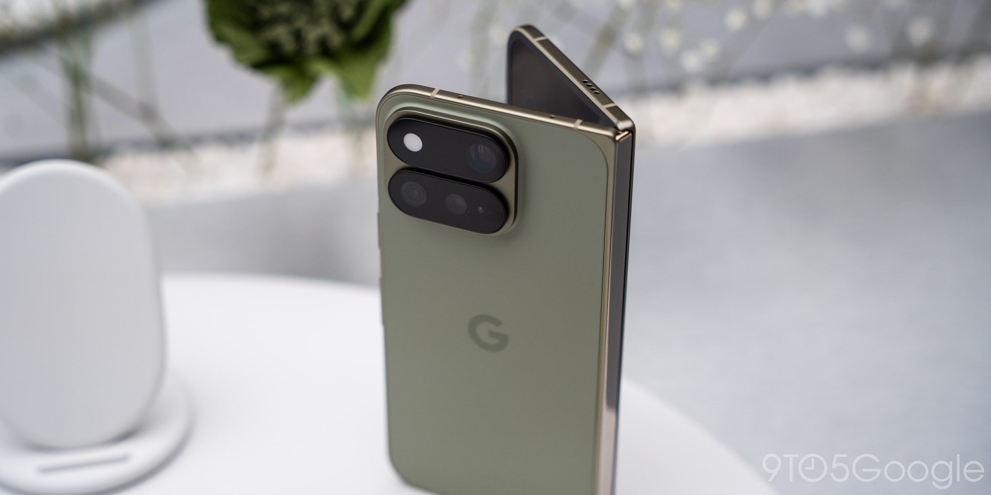 Pixel 11 Pro Fold стоит 1899 долларов, и Google утверждает, что его заднюю панель «практически невозможно разбить» [Первый взгляд]