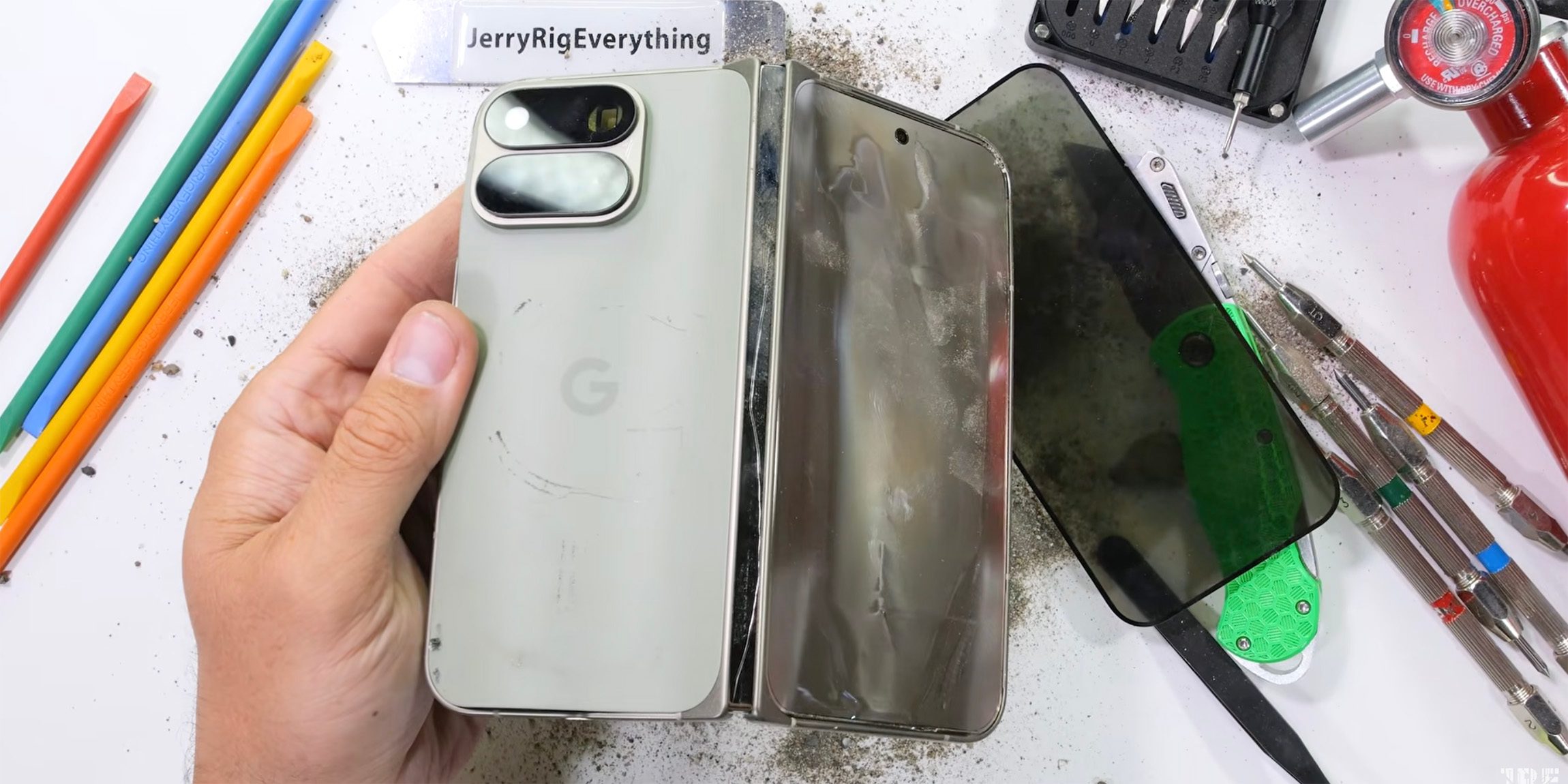 Pixel 11 Pro Fold по-прежнему не выдерживает тест на изгиб, но в этот раз он хотя бы не «взорвался» [Видео]