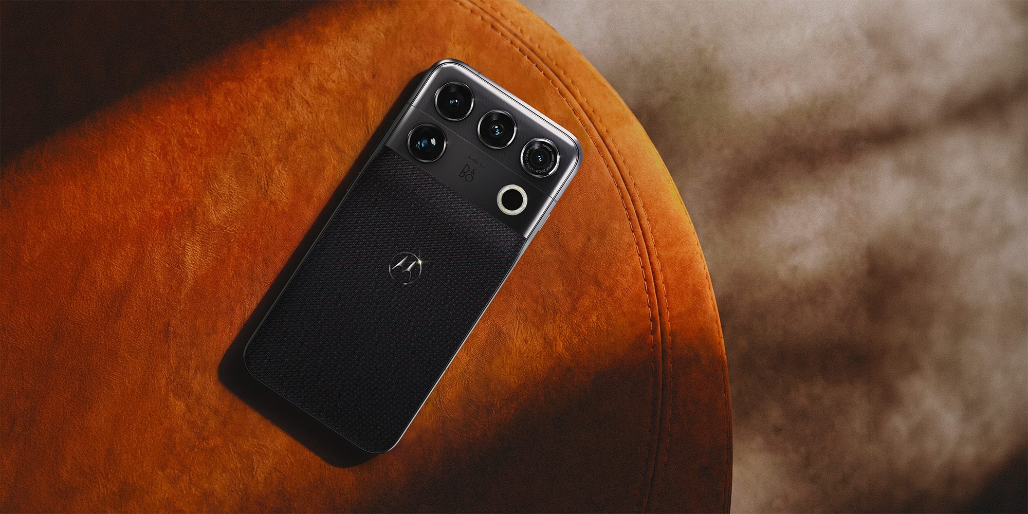 Tampilan dekat Motorola Signature 27 menunjukkan detail bingkai ponsel