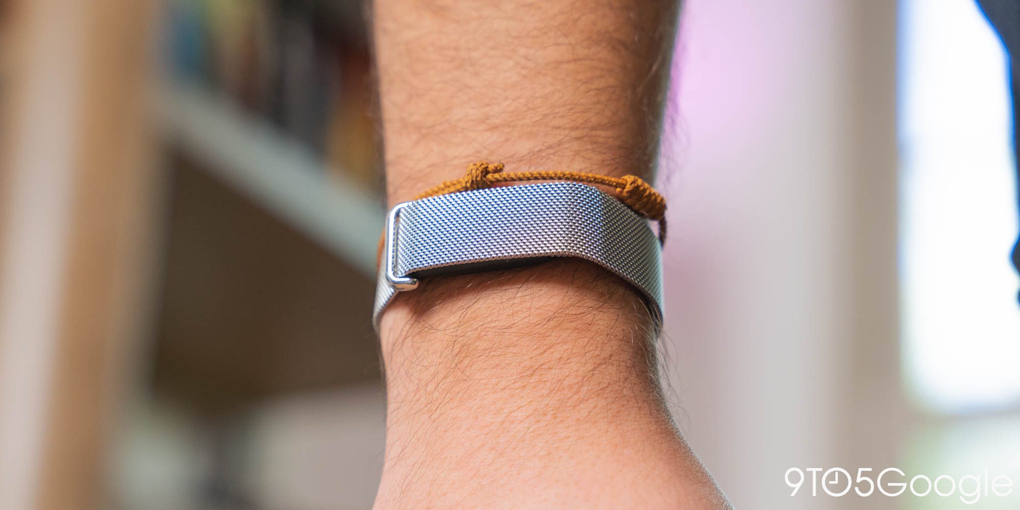Новый металлический сетчатый ремешок Fitbit Air от Google универсальнее, чем кажется