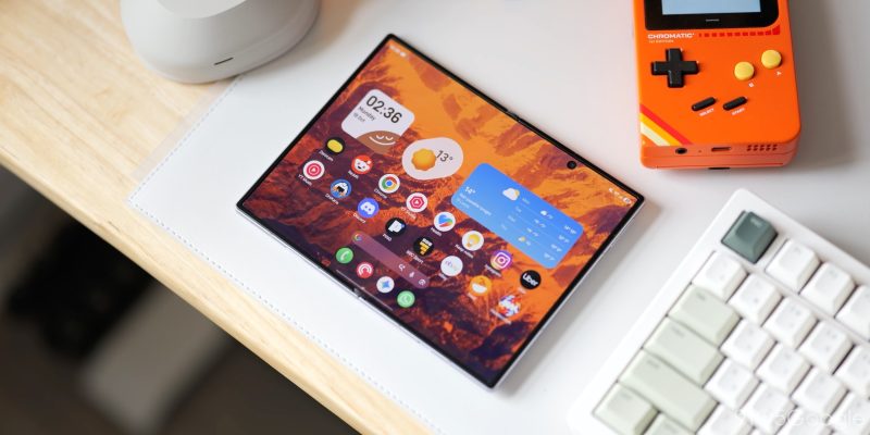 Z Fold 8 inner display at homescreen