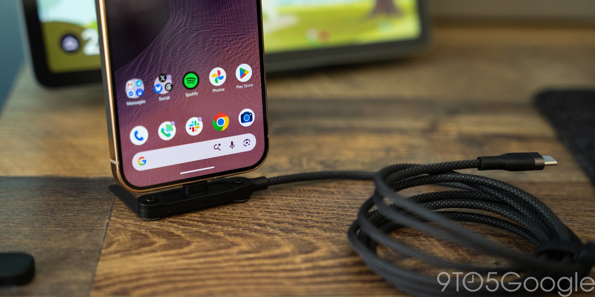 Этот продуманный кабель USB-C одновременно служит подставкой для телефона [Галерея]